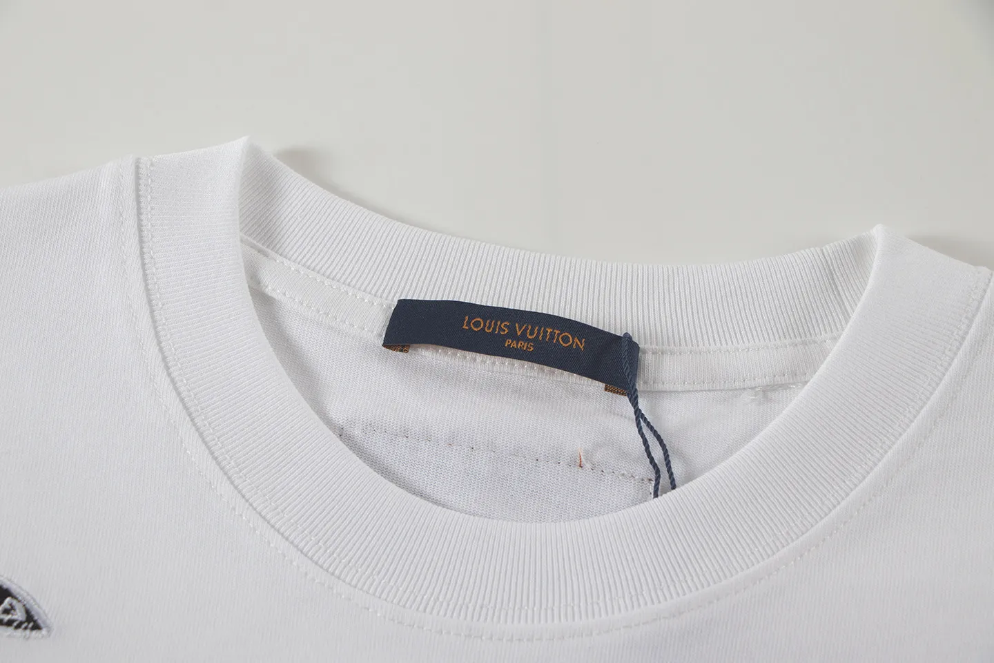 🅿️160 louis vuitto*2026 latest whitewash embroidered short-sleeved T-shirt Material: Made of high version 300g double yarn combed cotton Size: S M L XL Color: black and white Style number: W2809